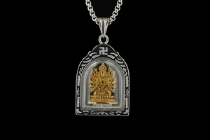 Detailansicht des hohlen Titanstahl-Anhängers mit einer goldenen buddhistischen Gottheit