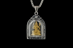 Detaillierte Makroansicht des silbernen Rahmens und der goldenen Buddha-Statue