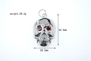 Pendentif crâne gothique avec yeux en pierres rouges, dimensions de 44,4mm x 28,2mm