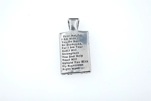 Vue macro du pendentif en acier argenté avec verset biblique gravé Ésaïe 41:10
