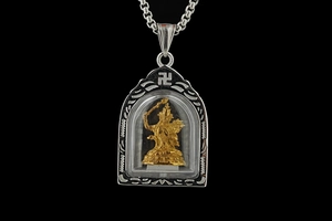 Makrodetail des goldenen Manjusri-Buddha-Anhängers mit silbernem Rahmen und Kette