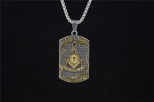 Vue détaillée du pendentif maçonnique avec chaîne argentée et symboles dorés gravés