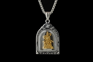 Detaillierte Nahaufnahme des Anhängers aus Titanstahl mit goldener Buddha-Figur und Symbol