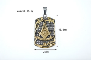 Détail du pendentif maçonnique avec dimensions et symbole de l'équerre et du compas