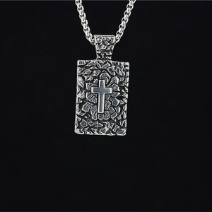 Collier Pendentif Croix en Acier Inoxydable Vintage pour Hommes Verset Biblique Gravé Étiquette Rectangulaire Gothique Bijoux Religieux Cadeau