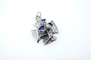 Pendente gotico punk a forma di teschio e croce con pietra blu brillante in dettaglio