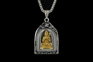 Detailansicht des goldenen Buddha-Anhängers mit silbernem Rahmen aus Edelstahl