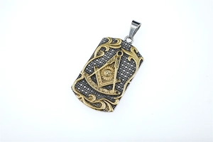 Détail d'un pendentif maçonnique bicolore avec filigrane doré et pierres en zircon