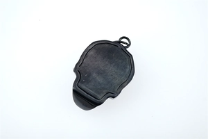 Vue détaillée du pendentif crâne punk avec finition en métal noir et texture gothique