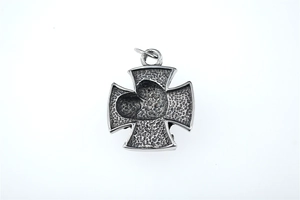 Dettaglio della croce di ferro vintage in argento sterling S925 con cuore