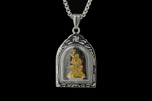 Nahaufnahme des Anhängers aus Titanstahl mit goldener Buddha-Statue und religiösem Symbol
