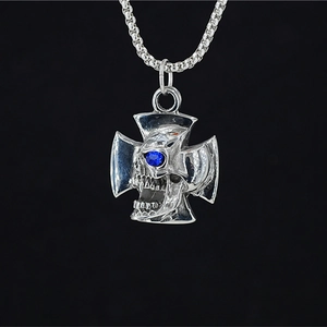 Collana con Pendente a Croce di Teschio in Acciaio Inossidabile Punk Strass Blu Intarsiato Gioielli Gotici Vintage da Uomo