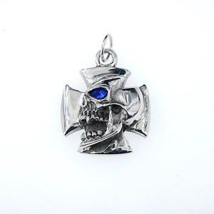 Ciondolo teschio croce argento con gemma blu per collana uomo stile rock e punk