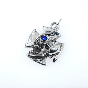 Ciondolo a croce con teschio in argento e cristalli blu per collana da uomo rock