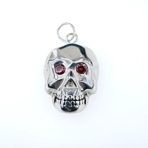 Pendentif crâne punk rétro avec yeux en zircone rouge sur fond blanc pur