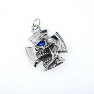Ciondolo gotico con teschio e croce con pietra blu e finitura in argento vintage