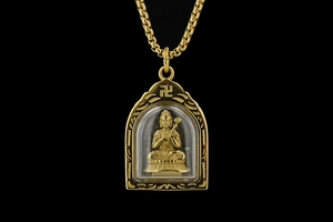 Makroaufnahme des goldenen Buddha-Anhängers mit feiner Handwerkskunst und Boxkette