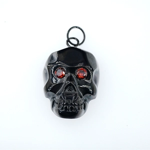 Pendentif crâne noir gothique avec yeux en pierres rouges et double boucle de collier