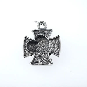 Ciondolo a croce gotica in argento 925 con cuore centrale e design con trama martellata