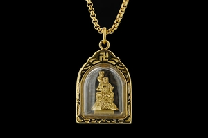 Makroaufnahme des vergoldeten hohlen Titanstahl-Buddha-Anhängers und der Tierkreis-Halskette