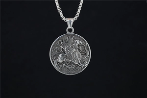 Vue détaillée du pendentif griffon en argent vintage avec gravure oxydée complexe