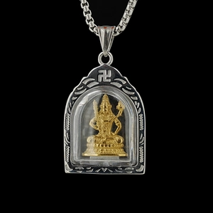 Halskette mit hohl gearbeitetem buddhistischem Gottheitsanhänger aus Titanstahl