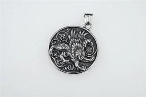 Gros plan du pendentif griffon en argent avec motif filigrane noirci vintage