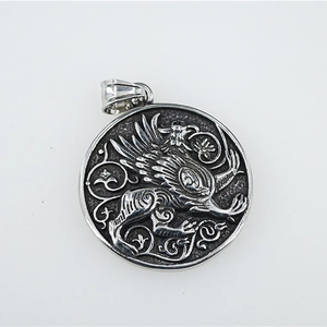Pendentif griffon en argent oxydé rétro avec motif de créature mythique