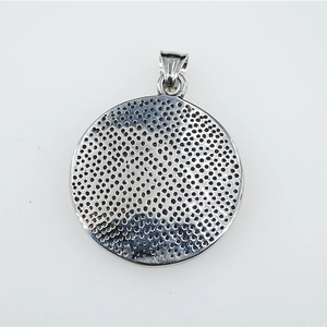 Pendentif griffin hip hop montrant le dos rond argenté avec texture en nid d'abeille