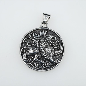 Collier avec pendentif griffon en argent vintage et relief mythique sur médaillon rond
