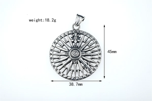 Vue détaillée du pendentif boussole vintage avec des mesures de 38,7 mm de large et 45 mm de haut