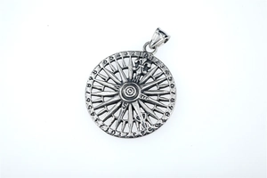 Détail du pendentif boussole avec numéros gravés et motif fleur de lys