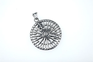 Vue détaillée d'un pendentif boussole vintage avec chiffres et texture en acier inox