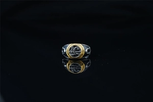 Vue détaillée de la bague œil d'Horus rétro avec motifs en relief noir et doré