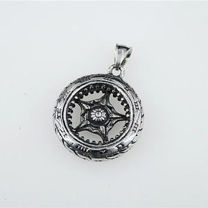 Vintage industrial gear pendant necklace with star motif in retro stainless steel
