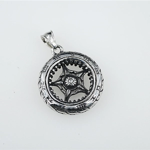 Retro hollow tire-shaped titanium steel necklace with star pattern in vintage silver
