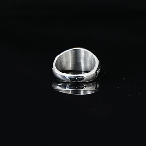 Bague chevalière Œil d'Horus vintage hip hop en acier titane argenté avec fini brossé