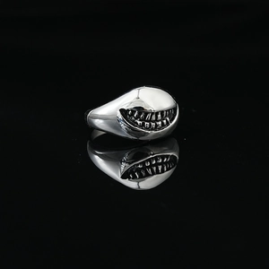 Bague ouverte sourire de requin gothique en acier inoxydable poli et détails noirs