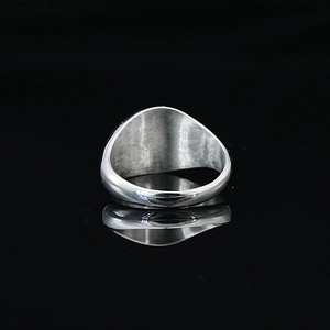 Bague sourire de requin en acier titane poli avec finition miroir minimaliste et ouverte
