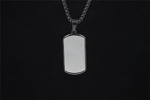 Collier plaque militaire argentée style industriel avec texture quadrillée et diamants