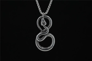 Primo piano del ciondolo a forma di serpente punk retrò con scaglie d'argento dettagliate