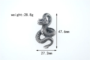 Dettaglio del ciondolo a serpente vintage con misure 47,6mm x 27,2mm e peso di 28,8g
