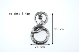 Vista dettagliata del ciondolo serpente punk con dimensioni 50,8mm altezza e 27,8mm larghezza
