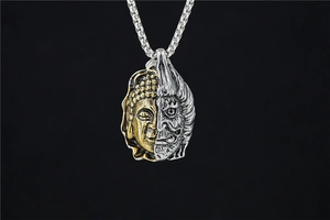 Détail macro du pendentif Bouddha et démon rétro sur une chaîne en acier inoxydable