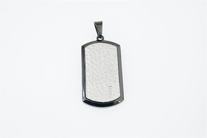 Détail d'un pendentif plaque militaire avec cadre noir et insert texturé blanc brillant