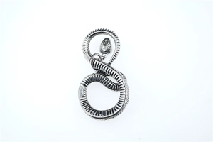 Dettaglio macro del ciondolo a serpente punk con texture vintage e squame fini