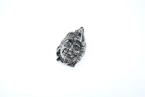 Vue macro détaillée du pendentif masque ethnique vintage en acier titane fini argent antique