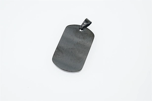 Vue détaillée d'un pendentif plaque militaire en acier inoxydable noir brossé au fini mat robuste