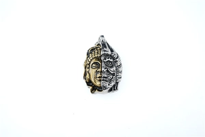 Détail macro du pendentif Bouddha et Démon bicolore avec finition en relief vintage