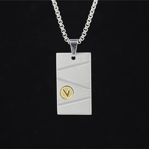 Pendentif carré minimaliste en acier titane avec finition mate et logo V doré